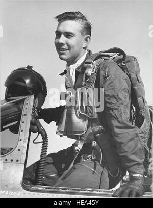 Le Capitaine Harold E. Fischer Jr. de retour d'une patrouille aérienne de combat de la guerre de Corée en 1952. (U.S. Photo de l'Armée de l'air) Banque D'Images