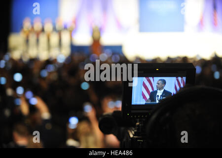 Le président Barack Obama livre son adresse à 5 000 militaires de tous les cinq branches au cours de la 2013 Commandant en chef premier ballon au Walter E. Washington Convention Center de Washington D.C., le 21 janvier 2013. Tout au long de la 57e Cérémonie d'investiture, le gouvernement Obama et Biden familles ont pris l'occasion de souligner l'esprit de service et d'altruisme vu l'armée américaine de tous les jours des hommes, des femmes et de leurs familles. Le sergent-chef en chef. Robert W. Valenca Banque D'Images