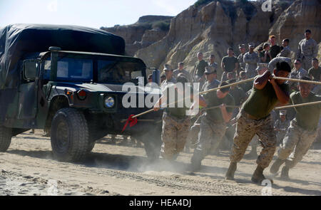 A. PENDLETON, Californie -- Marines avec différentes sections au sein de l'Administration centrale et de l'Escadron, Marine Corps Air Station Camp Pendleton concurrence dans un véhicule à roues polyvalent à grande mobilité tirer les uns contre les autres, qui est l'un des nombreux événements nuit guerrier à Red Beach, Camp Pendleton, 22 avril 2016. La nuit guerrier est une façon pour les soldats dans une unité de se retrouver et de profiter de la compagnie des autres pour renforcer la camaraderie et l'esprit de corps. (Marine Corps Lance Cpl. Emmanuel Necoechea) Banque D'Images