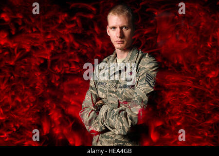 Le sergent-major de la Force aérienne. Christopher Wiedmer, un conducteur du véhicule affecté au 773e Escadron à la préparation logistique d'une base commune Elmendorf-Richardson, Alaska, pose pour un portrait, le mercredi, Octobre 5, 2016. Wiedmer a reçu la Purple Heart après qu'il a été blessé par un engin explosif improvisé, et a subi un traumatisme crânien et des brûlures graves, dans l'Iraq au cours de son déploiement de 2011 à l'appui de l'opération nouvelle aube tout en servant de véhicule de tête avec le commandant de la 424e Détachement de camion moyen. Wiedmer souligne l'importance de la résilience a été à son rétablissement, et trouve la plénitude dans le mentorat vous Banque D'Images