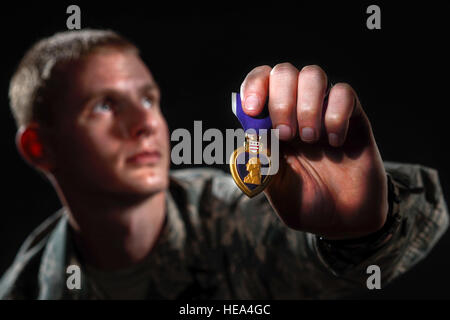 Le sergent-major de la Force aérienne. Christopher Wiedmer, un conducteur du véhicule affecté au 773e Escadron à la préparation logistique d'une base commune Elmendorf-Richardson, Alaska, pose pour un portrait, le mercredi, Octobre 5, 2016. Wiedmer a reçu la Purple Heart après qu'il a été blessé par un engin explosif improvisé, et a subi un traumatisme crânien et des brûlures graves, dans l'Iraq au cours de son déploiement de 2011 à l'appui de l'opération nouvelle aube tout en servant de véhicule de tête avec le commandant de la 424e Détachement de camion moyen. Wiedmer souligne l'importance de la résilience a été à son rétablissement, et trouve la plénitude dans le mentorat vous Banque D'Images