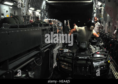 Lacsina Senior Airman Louie, un 36e Escadron d'intervention la mobilité transports aériens, les déchargements de véhicules spécialisés un C-17 Globemaster III à l'aéroport international de Tribhuvan, au Népal, le 5 mai 2015. La 36e CRG est une unité de déploiement rapide pour établir et maintenir les opérations de l'aérodrome dans un emplacement avancé d'opérations. L'unité rejoint le département d'État américain- et l'Agence américaine pour le développement international a conduit à l'aide humanitaire et les opérations de secours à l'appui du gouvernement et des forces armées du Népal. Le s.. Melissa blanc) Banque D'Images