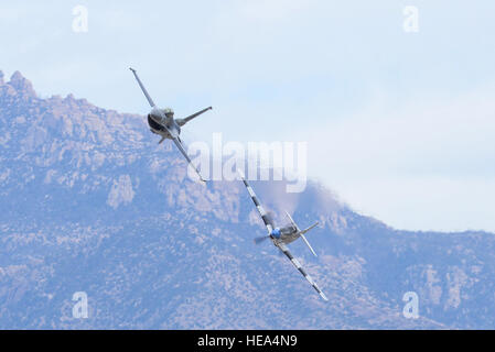 Un U.S. Air Force F-16D Fighting Falcon et un P-51 Mustang effectuer une manœuvre aérienne au cours de l'Entraînement en vol et du patrimoine 2016 Certification Course à la base aérienne Davis-Monthan Air Force Base, en Arizona, le 6 mars 2016. L'événement de formation Démonstration aérienne annuelle a été tenue à D-M depuis 2001 et dispose de démonstrations aériennes historiques et modernes d'avions de chasse. Airman principal Chris Massey Banque D'Images