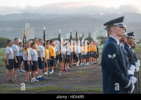 L'exécution des équipes constituées de membres du service militaire en formation avant la Maison de pêcheur Hero et Souvenir courir, marcher ou rouler à l'événement l'île de Ford, le 5 septembre 2015, at Joint Base Harbor-Hickam Pearl, Washington. Plus de 7 000 bottes de combat ont été placés le long de la route de 8K, chacune ornée d'une photo d'un militaire en service qui ont donné leur vie en servant leur pays après les attentats du 11 septembre. Le s.. Christopher Hubenthal) Banque D'Images