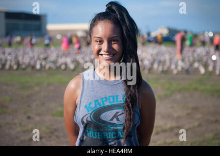 Caitlyn Reid, Senior High School Kapolei et du corps des officiers subalternes de réserve', membre du corps de formation participe à la maison de pêcheur Hero et Souvenir courir, marcher ou rouler événement tenu à l'île de Ford de rendre hommage aux membres du service le 5 septembre 2015, at Joint Base Harbor-Hickam Pearl, Washington. "Quand je suis arrivé ici, j'étais si triste et mon coeur a chaque démarrage lourd parce que représente un membre de service qui a servi notre pays," a dit Reid. "Il était heureux de lancer ce pour eux. Je veux juste dire repose en paix à ceux qui ont été perdus." Le s.. Christopher Hubenthal) Banque D'Images