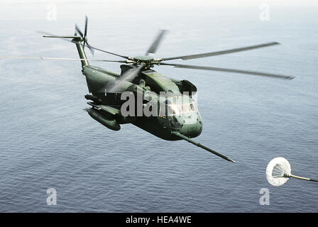 D'un avion, vue avant droite d'un HH-53C hélicoptère Jolly Green Giant affecté à la 67e Aerospace Rescue and Recovery Service au cours de l'exercice Flintlock '87, un Joint Special Operations Command Europe exercice visant à tester l'efficacité de la Force aérienne, l'armée et de la Marine les mutations. Banque D'Images