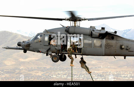 Un soldat de la Garde nationale de l'Utah et le 19e membre des Forces spéciales sont levées à bord d'un HH-60 Pave Hawk au cours d'un de recherche et sauvetage de combat opération d'intégration 9 novembre sur le test de l'Utah et gamme de formation. Les membres du 34e Escadron d'armes de Nellis AFB a dirigé la recherche et récupération de la formation. L'exercice a élargi l'intégration avec Utah's 211e groupe AH-64 Apache aviation à voilure rotative mixte, 4e Escadron de chasse F-16 Fighting Falcon actifs de Hill AFB, en Utah, et d'opérations spéciales. Les participants ont également effectué des exercices de recherche et sauvetage au combat commun contre la surface des opérations Banque D'Images