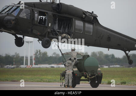 Les soldats de diverses unités fixer un buffle d'une armée UH-60 Black Hawk lors d'une mission de formation à Scott Air Force Base, dans l'Illinois, le 6 septembre 2014.La United States Transportation Command a organisé une formation conjointe avec les premiers intervenants pour améliorer les capacités de réaction aux catastrophes. Le s.. Clayton Lenhardt Banque D'Images