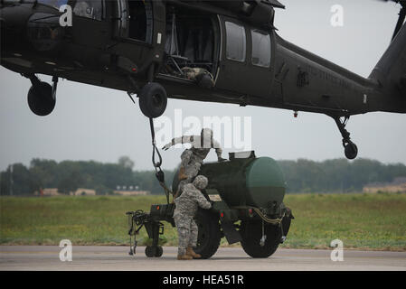 Les soldats de diverses unités fixer un buffle d'une armée UH-60 Black Hawk lors d'une mission de formation à Scott Air Force Base, dans l'Illinois le 6 septembre 2014. L'United States Transportation Command a organisé une formation conjointe avec les premiers intervenants pour améliorer les capacités de réaction aux catastrophes. Le s.. Clayton Lenhardt Banque D'Images