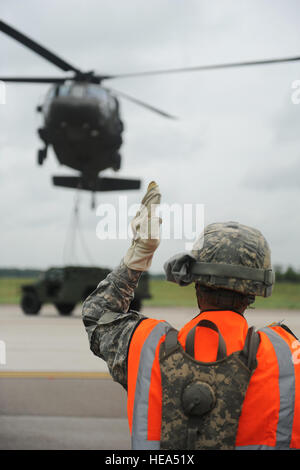 Les guides d'un soldat de l'armée d'un UH-60 Black Hawk lors d'une mission de formation à Scott Air Force Base, dans l'Illinois, le 6 septembre 2014. Les soldats participaient à un exercice conjoint était axée sur la préparation et le transport du matériel par hélicoptère. Le s.. Clayton Lenhardt Banque D'Images