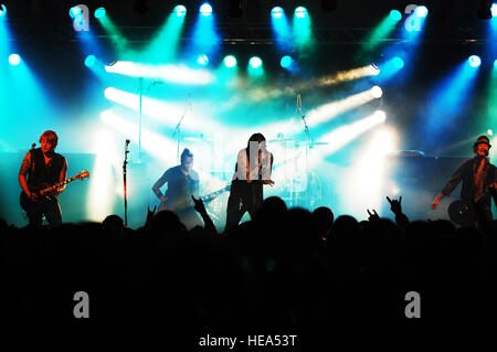 Rock Band entraver effectue pour les militaires et leurs familles, le 5 juin 2009, Base aérienne de Ramstein, en Allemagne. Les Forces armées et de divertissement divertissement Marine offrez-vous les membres de service outre-mer et au endroits éloignés et isolés avec des divertissements de rehausser le moral et le bien-être. Airman Senior Bressler ambre)(1992) Banque D'Images