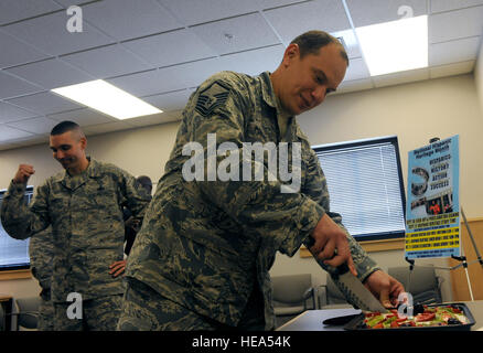 Le chef de l'US Air Force Master Sgt. Shawn Drinkard, gauche, 509e Bomb Wing, chef du commandement et le sergent-chef. Javier Porras, chef de vol services médicaux le 509e Escadron d'opérations médicales, prévoir le découpage d'un tres leches gâteau à l'héritage hispanique annonce la signature le 16 septembre 2014, à Whiteman Air Force Base, Whiteman ve continuera à célébrer le Mois du patrimoine hispanique et mettre en évidence les réalisations futures. Banques Jovan Navigant de première classe Banque D'Images