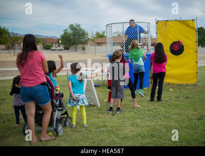 Les aviateurs de Holloman et leurs familles participent à un défi plouf au cours de la soirée organisée par le planeur Heights Community office à la base aérienne de Holloman, N.M., le 7 octobre. La soirée événement est un événement qui accroît la sensibilisation à propos de programmes de sécurité dans les collectivités locales, telles que la prévention de la toxicomanie, la surveillance de quartier et d'autres efforts de lutte contre la criminalité. Il s'agit de la septième année planeur Heights a accueilli l'événement et a réuni 11 l'application de la loi, la protection contre les incendies et des organismes de soutien communautaire pour fournir de l'information et les résidents de Holloman mate sécurité enfant Banque D'Images