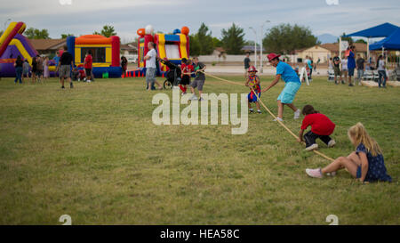 Les personnes à charge de Holloman équipe jouer remorqueur de la guerre au cours de la soirée organisée par le planeur Heights Community office à la base aérienne de Holloman, N.M., le 7 octobre. La soirée événement est un événement qui accroît la sensibilisation à propos de programmes de sécurité dans les collectivités locales, telles que la prévention de la toxicomanie, la surveillance de quartier et d'autres efforts de lutte contre la criminalité. Il s'agit de la septième année planeur Heights a accueilli l'événement et a réuni 11 l'application de la loi, la protection contre les incendies et des organismes de soutien communautaire pour fournir de l'information et les résidents de Holloman matériel de sécurité enfant. La nuit, c'est Banque D'Images