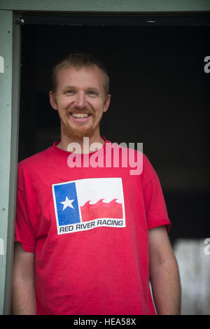 SAN MARCOS, Texas -- Ted Brinegar, directeur des loisirs de plein air à la base aérienne de Holloman, N.M., se dresse dans l'embrasure de la Piscine Olympique Centre ici le 17 février. Brinegar a dirigé un groupe de six aviateurs, un civil et un conjoint à une excursion en kayak à la base olympique à apprendre de kayak grand et ancien athlète olympique Ben Jean-marie Bouroche. Le centre est géré par l'équipe de course de la rivière Rouge, composé de Jean-marie Bouroche et son équipe d'instructeurs qui accueillir régulièrement des petits groupes de pagayeurs pour la formation. Brinegar a participé à l'équipe de course de la rivière Rouge avec Jean-marie Bouroche il y a 15 ans lorsque les deux étaient présents à T Banque D'Images