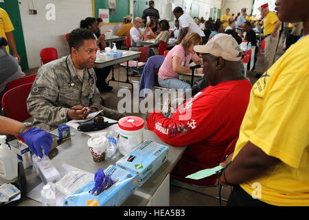 Tech. Le Sgt. Jamal J. Hogan, gauche, devoir indépendant technicien médical, 108th Medical Group, New Jersey Air National Guard, note les renseignements médicaux d'un sans-abri au cours de l'ancien combattant se retirer 2012 à la National Guard Armory à Cherry Hill, le 28 septembre 2012. Le New Jersey Department de l'armée et des Affaires des anciens combattants ainsi que des soldats de la Garde nationale du New Jersey et les aviateurs et le socle de South Jersey Committee, Inc. co-organisé le stand jusqu'à fournir des anciens combattants sans abri avec l'accès aux soins de santé mentale, le dépistage, l'abus de counseling, services sociaux - les bons alimentaires et unempl Banque D'Images