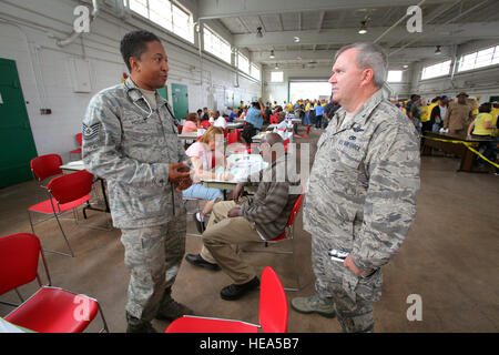 Le brig. Le général Michael L. Cunniff, droite, l'adjudant général du New Jersey, écoute l'Tech. Le Sgt. Jamal J. Hogan, gauche, devoir indépendant technicien médical, 108th Medical Group, New Jersey Air National Guard, discute de ses fonctions au cours de mettre en 2012 à l'arsenal de la Garde nationale dans la région de Cherry Hill, le 28 septembre 2012. Le New Jersey Department de l'armée et des Affaires des anciens combattants ainsi que des soldats de la Garde nationale du New Jersey et les aviateurs et le socle de South Jersey Committee, Inc. co-organisé le stand jusqu'à fournir des anciens combattants sans abri avec l'accès aux soins, de la santé mentale, l'abus d'examen préalable type Banque D'Images