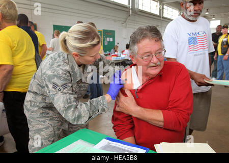 Airman Senior Jennifer L. Heller, gauche, technicien médical de l'aéronautique, 177e Escadre de chasse, New Jersey Air National Guard, se prépare à donner un coup d'un vétéran des sans-abri au cours de mettre en 2012 à la National Guard Armory à Cherry Hill, le 28 septembre 2012. Le New Jersey Department de l'armée et des Affaires des anciens combattants ainsi que des soldats de la Garde nationale du New Jersey et les aviateurs et le socle de South Jersey Committee, Inc. co-organisé le stand jusqu'à fournir des anciens combattants sans abri avec l'accès aux soins de santé mentale, le dépistage, l'abus de counseling, services sociaux - des bons d'alimentation et le chômage, d'une jambe Banque D'Images