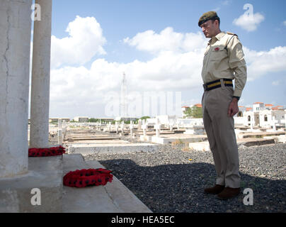 Le colonel de l'armée britannique Mike Scott, l'agent de liaison de l'armée britannique représentant l'armée britannique, s'incline la tête après la pose d'une couronne de fleurs de pavot sur un mémorial au cours d'une cérémonie le Dimanche du souvenir, le 13 novembre, à l'Djibouti nouveau cimetière européen ici. Au cours de la cérémonie, les participants ont rendu hommage à ceux qui ont fait le sacrifice ultime pour la liberté par des chansons, des prières, des poèmes et l'écriture, deux minutes de silence et le dépôt de couronnes de fleurs de pavot et un drapeau des États-Unis. Banque D'Images