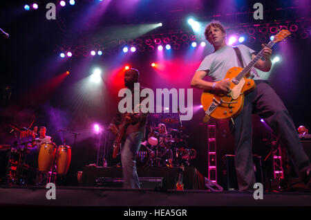 Hootie et le Blowfish pour effectuer la garde nationale de Caroline du Nord (NCARNG) soldats et membres de leur famille au cours de l'NCARNG 30e Brigade Combat Team (BCT) Accueil Bienvenue à la journée de célébration du RBC Center, Raleigh, N.C., le 26 juin 2005. La 30e BCT a été déployée pendant la plus grande partie de 2004 en Iraq dans le cadre de l'opération Iraqi Freedom. Tech. Le Sgt. Brian Christiansen) (Sortie) Banque D'Images