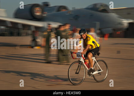 Un plus chaud'N'Enfer cent rouleaux rider par Sheppard Air Force Base, Texas, et 'Airpower Alley' le 24 août 2013. Une paire de C-130 Hercules, un F-16 Falcon, un A-10 Thunderbolt II, un T-38 Talon, un T-6 Texan II et un F-15 Eagle à l'aire de formation étaient sur l'affichage pour les cavaliers à l'arrêt d'un jeter un oeil à avec les pilotes sur place pour répondre aux questions. Dans le cadre de l'activité, des centaines de bénévoles ont aidé à Sheppard riders ayant besoin d'une pause lors de la dernière halte avant la ligne d'arrivée. Dans l'ensemble des haltes, riders consommaient plus de 20 000 bananes, oranges, plus de 9 000 plus de 8 000 les cornichons, 2 800 gal Banque D'Images