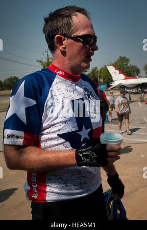 Bill Chandler, Dallas, résident prend une pause à la Sheppard Air Force Base, Texas, le Centre d'activités communautaires reste arrêter pendant le plus chaud'N'Enfer cent course de vtt le 24 août 2013. Dans le cadre de l'événement, Sheppard volontaires ont aidé les coureurs qui ont besoin d'une pause lors de la dernière halte avant la ligne d'arrivée. Dans l'ensemble des haltes, riders consommaient plus de 20 000 bananes, oranges, plus de 9 000 plus de 8 000 2 800 gallons de cornichons, Powerade et 10 000 gallons d'eau. En tout, plus de 70 000 livres de glace était également utilisé. La course annuelle est dans sa 32e année et célèbre les membres fondateurs de Banque D'Images