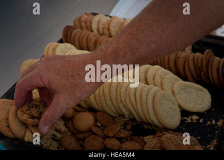 Un plus chaud'N'Enfer cent rider atteint pour certains cookies à la Sheppard Air Force Base, Texas, arrêt de repos le 24 août 2013. Dans le cadre de l'activité, les bénévoles ont également contribué à Sheppard riders ayant besoin d'une pause lors de la dernière halte avant la ligne d'arrivée. Dans l'ensemble des haltes, riders consommaient plus de 20 000 bananes, oranges, plus de 9 000 plus de 8 000 2 800 gallons de cornichons, Powerade et 10 000 gallons d'eau. En tout, plus de 70 000 livres de glace était également utilisé. Le s.. Meares Mike/) Banque D'Images