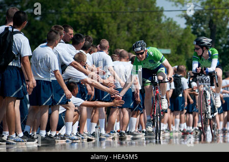 Un plus chaud'N'Enfer cent aviateurs accueille rider en formation à Sheppard Air Force Base, Texas, sur le chemin de la base le 24 août 2013. Après 'Airpower Alley' et un arrêt de repos, les cyclistes rode à travers un gant de centaines d'aviateurs crier et applaudir à la ligne d'arrivée. Dans le cadre de l'activité, des centaines de Sheppard AFB volontaires ont aidé les coureurs qui ont besoin d'une pause lors de la dernière halte avant la ligne d'arrivée. Dans l'ensemble des haltes, riders consommaient plus de 20 000 bananes, oranges, plus de 9 000 plus de 8 000 2 800 gallons de cornichons, PowerAde et 10 000 gallons d'eau. L'ann Banque D'Images