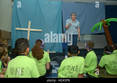 Un professeur de théâtre présente des histoires bibliques en utilisant des accessoires pour les enfants pendant Vacation Bible School à joint base San Antonio-Randolph, Texas. Banque D'Images