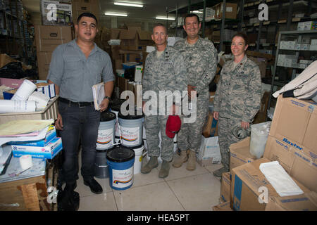 Le Lieutenant-colonel de l'US Air Force Ryan Elliott, 823e Escadron Cheval Rouge et de Nouveaux Horizons commandant commandant Honduras prendre, hors de Hurlburt Field, en Floride, et natif de Grove City, Pa., U.S. Army Sgt. 1re classe Jerry Moreira, 81e Bataillon des affaires civiles étrangères, hors de NCOIC Fort Hood, Texas, et Manta, Equateur, indigènes et le major de l'US Air Force Tara Richards, 10e armée de l'air, Naval Air Station Joint Reserve Base Fort Worth, Texas, commandant adjoint de l'exercice Nouveaux Horizons et Warner Robins, Ga, indigènes posent pour une photo avec Carlos Gomez, M. Salvador Paredes administrateur de l'hôpital, au Dr. Salvador P Banque D'Images