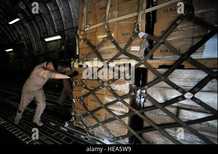 Navigant de première classe Benny Bradley, arrimeur affecté au 816th Airlift Squadron, décharge un U.S. Air Force C-17 Globemaster III de cargo à la base aérienne de Chaklala, Pakistan, 21 mai 2009. L'avion livré 120 000 repas halal préemballés et tentes pour l'utilisation par les personnes déplacées à l'intérieur créé par les combats contre les insurgés islamistes radicaux dans la région nord-ouest du pays. Les fournitures étaient le premier de 10 millions de dollars d'aide devrait être fournie par le ministère américain de la Défense, en plus d'un engagement de plus de 100 millions de dollars d'aide par le gouvernement américain. Le s.. Shawn Banque D'Images