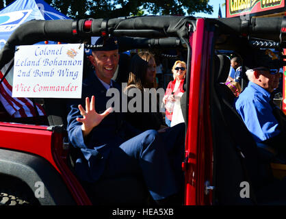 Le colonel Leland Bohannon, 2e vice-commandant de l'escadre à la bombe, des vagues à la foule au cours de la Journée des anciens combattants de 2014 parade à Shreveport, Louisiane, 9 novembre 2014. 1 juin 1954, le président Eisenhower a déclaré le 11 novembre une journée de fête en l'honneur des anciens combattants de l'Amérique pour le patriotisme, l'amour du pays, la volonté de servir et de sacrifice pour le bien commun. Navigant de première classe Mozer Da Cunha) Banque D'Images