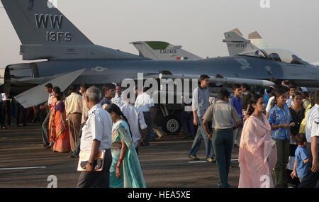 KALAIKUNDA LA STATION D'AIR, de l'Inde (AFPN) -- Les civils affluent vers la piste pour voir l'affiche de l'Indian Air Force américaine et avion. Environ 250 aviateurs américains de cinq bases participent à l'exercice Cope India. L'exercice est l'occasion pour les deux forces aériennes d'améliorer leur capacité à opérer ensemble. Capitaine John Redfield) Banque D'Images