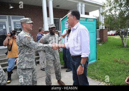 Candidat présidentiel républicain Mitt Romney Garde nationale armée Louisiane grâce à leurs efforts à la suite de l'ouragan Isaac 31 août 2012, dans la région de Lafitte, La. Isaac développé comme une tempête tropicale sur l'ouest de l'Océan Atlantique le 21 août 2012, touchant à Puerto Rico, la République dominicaine, Haïti et Cuba avant qu'il est descendu comme un ouragan sur la côte du golfe du Mexique, aux États-Unis. Le sergent-chef. M. Toby Valadie Banque D'Images