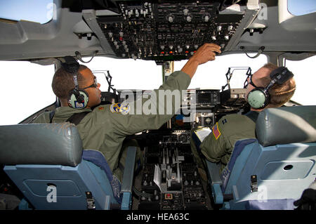 Le Major de l'US Air Force Phil Dillingham, gauche, 301e Escadron de transport aérien et le Capitaine Shaun Floersch, 21e Escadron de transport aérien, à la fois de Travis Air Force Base, Cailf., préparer un U.S. Air Force C-17 Globemaster III pour l'atterrissage à l'aéroport international John F. Kennedy, NEW YORK), à l'appui des efforts de secours de l'Ouragan Sandy, le 4 novembre 2012. Les bases militaires à travers le pays se mobilisent pour la région du nord-est du pays à rétablir l'électricité et fournir de l'aide humanitaire. Le s.. Matthew Smith Banque D'Images