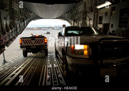 Un Los Angeles Department du pouvoir et de l'eau chariot de déchargement à l'arrière de l'U.S. Air Force C-17 Globemaster III pour appuyer les efforts de secours de l'Ouragan Sandy à l'aéroport international John F. Kennedy, NEW YORK, 4 novembre 2012. Les bases militaires à travers le pays se mobilisent pour la région du nord-est du pays à rétablir l'électricité et fournir de l'aide humanitaire. Le s.. Matthew Smith Banque D'Images