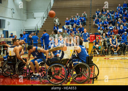 L'air et de la Marine Nationale athlètes participent dans le basket-ball en fauteuil roulant au cours de la 2014 Jeux de guerrier, Colorado Springs, Colorado, le 29 septembre dernier. Les jeux de guerrier se compose d'athlètes de l'ensemble du Ministère de la Défense, qui sont en concurrence dans le style paralympiques événements pour leur branche militaire. L'objectif de ces jeux est d'aider à mettre en évidence le potentiel illimité de guerriers à travers les sports de compétition. Le s.. Stephany Richards/ libéré) Banque D'Images