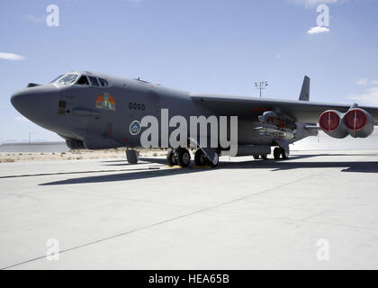 Le X-51A de vol hypersonique WaveRider véhicule de test a été chargé d'un Air Force Flight Test Center B-52 Stratofortress à Edwards Air Force Base, en Californie, le 17 juillet pour mettre en place des tests. Deux B-52 les vols d'essais sont prévus cet automne, avant le X-51's premier superstatoréacteur hypersonique vol au dessus de l'océan Pacifique, prévue en décembre. Des représentants de l'Air Force Research Laboratory, la DARPA, Pratt & Whitney, Rocketdyne et Boeing sont partenaires sur le X-51d'un démonstrateur de technologie programme. Tchad Bellay) Banque D'Images