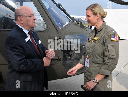 Sergei Sikorsky, fils de pionnier de l'aéronautique et de Sikorsky Aircraft fondateur Igor Sikorsky, accueille de Frégate. Kimberly Ernst, U.S. European Command coordinateur du salon, le jour de l'ouverture de Berlin Air Show, communément appelé ILA 2012, ici le 11 septembre. ILA 2012 est un événement international organisé par l'Allemagne et plus de 50 militaires américains à partir de bases situées en Europe et aux États-Unis sont ici pour appuyer les différents avions militaires des États-Unis et de l'équipement sur l'affichage. L'aéronef américain en vedette à ILA 2012 sont le UH-60 Black Hawk UH-72A Lakota, F-16C Fighting Falcon, C-17 Globemaster III, et C-130 Hercules Banque D'Images