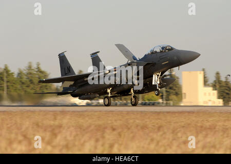 Un U.S. Air Force F-15E Strike Eagle atterrit sur la piste 12 novembre 2015, à la base aérienne d'Incirlik, en Turquie. Six F-15E à partir de la 48e Escadre de chasse sont déployés à Incirlik déployés dans le cadre de fonctionnement inhérents résoudre en coordination avec le Gouvernement turc et à renforcer notre engagement commun à la lutte contre l'EIIL en Irak et en Syrie. Ces appareils sont conçus pour l'exécution d'air-air et air-sol missions dans toutes les conditions météorologiques. Tech. Le Sgt. Taylor Worley) Banque D'Images