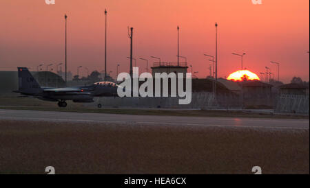 Un U.S. Air Force F-15E Strike Eagle taxis la piste 12 novembre 2015, à la base aérienne d'Incirlik, en Turquie. Six F-15E à partir de la 48e Escadre de chasse déployés à Incirlik comme un cadre de l'opération résoudre inhérent en coordination avec le gouvernement turc et à renforcer notre engagement commun à la lutte contre l'EIIL en Irak et en Syrie. Ces appareils sont conçus pour l'exécution d'air-air et air-sol missions dans toutes les conditions météorologiques. Le s.. Eboni rames Banque D'Images