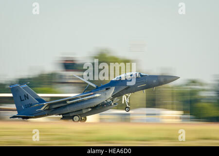 Un U.S. Air Force F-15E Strike Eagle à partir de la 48e Escadre de chasse à RAF Lakenheath, Novembre 12, 2015 des terres, à la base aérienne d'Incirlik, en Turquie. Six F-15E sont déployés à l'appui de l'opération et contre-résoudre inhérent ISIL missions en Irak et en Syrie. Comme un air-air et air-sol des avions de combat, le F-15E est spécialisée dans l'acquisition et le maintien de la supériorité aérienne. Cory Navigant de première classe W. Banque D'Images