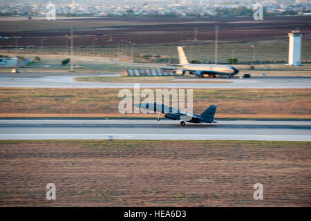 Un U.S. Air Force F-15E Strike Eagle atterrit sur la piste 12 novembre 2015, à la base aérienne d'Incirlik, en Turquie. Six F-15E à partir de la 48e Escadre de chasse déployés à Incirlik déployés dans le cadre de fonctionnement inhérents résoudre en coordination avec le Gouvernement turc et à renforcer notre engagement commun à la lutte contre l'EIIL en Irak et en Syrie. Ces appareils sont conçus pour l'exécution d'air-air et air-sol missions dans toutes les conditions météorologiques. Le s.. Jack Sanders Banque D'Images