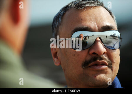 MOUNTAIN HOME AIR FORCE BASE, Texas -- Indian Air Force Pilote, Ajay Rathore, des entretiens avec le Colonel James Browne, commandant de l'Escadre de chasse 366, sur leur long voyage ici le 17 juillet. C'est la première fois dans l'histoire de l'Indian Air Force a été sur le sol américain s'entraîner avec nous les combattants. Ils profiteront de la vaste maison de montagne l'espace aérien et plusieurs plages de mieux préparer leurs équipages pour les futures missions de vol. Navigant de première classe Ryan Crane) (publié par le sergent. Brian Stives, 366e Escadre de chasse) Bureau des affaires publiques Banque D'Images