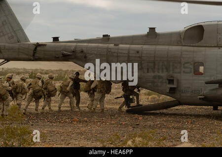 Les Marines américains effectuer un onload moteur tournant sur un CH-53E Super Stallion au cours de formation intégrée à l'exercice 2-15 Marine Corps Air Ground Combat Center Twentynine Palms (MCAGCC), Californie, le 25 janvier 2015. MCAGCC mène de tir réel pertinents interarmes, les opérations urbaines, et des articulations ou de la Coalition qui favorise la formation d'intégration au niveau de l'état de préparation des forces opérationnelles. Tech. Le Sgt. Matthew Smith Banque D'Images