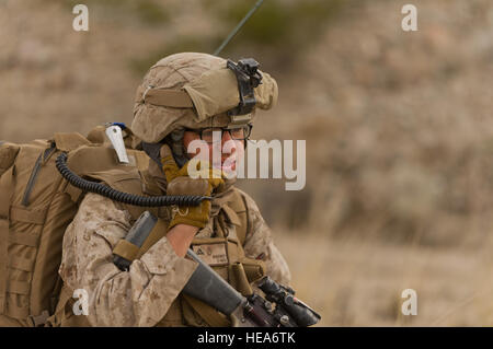 Un U.S. Marine avec 1er Bataillon, 4ème Marines, Camp Pendleton, Californie, parle sur un poste de radio tout en participant à un cours d'assaut aérien au cours de l'événement de formation intégrée à l'exercice 2-15 Twentynine Palms Marine Corps Air Ground Combat Center (MCAGCC), Californie, le 31 janvier 2015. MCAGCC mène de tir réel pertinents interarmes, urbain et ses joint ou de la coalition qui fait la promotion de la formation d'intégration au niveau de l'état de préparation des forces opérationnelles. Tech. Le Sgt. Matthew Smith Banque D'Images