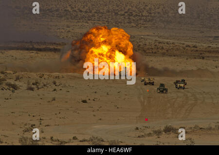 Un déminage M58 charge ligne explose au cours d'une formation intégrée à l'exercice 2-15 Twentynine Palms Marine Corps Air Ground Combat Center (MCAGCC), Californie, le 1 février 2015. MCAGCC mène de tir réel pertinents interarmes, les opérations urbaines, et des articulations/coalition niveau intégration formation qui favorise l'état de préparation des forces opérationnelles. Tech. Le Sgt. Matthew Smith Banque D'Images