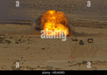 Un déminage M58 charge ligne explose au cours d'une formation intégrée à l'exercice 2-15 Twentynine Palms Marine Corps Air Ground Combat Center (MCAGCC), Californie, le 1 février 2015. MCAGCC mène de tir réel pertinents interarmes, urbain et ses joint ou de la coalition qui fait la promotion de la formation d'intégration au niveau de l'état de préparation des forces opérationnelles. Tech. Le Sgt. Matthew Smith Banque D'Images