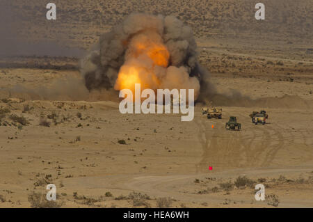 Un déminage M58 charge ligne explose au cours d'une formation intégrée à l'exercice 2-15 Twentynine Palms Marine Corps Air Ground Combat Center (MCAGCC), Californie, le 1 février 2015. MCAGCC mène de tir réel pertinents interarmes, urbain et ses joint ou de la coalition qui fait la promotion de la formation d'intégration au niveau de l'état de préparation des forces opérationnelles. Tech. Le Sgt. Matthew Smith Banque D'Images