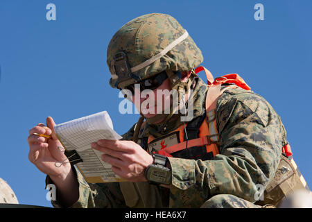 Le Caporal des Marines des États-Unis. Timothy Grottendick, exercice d'entraînement tactique du groupe de contrôle, Marine Corps Air Ground Combat Center Twentynine Palms (MCAGCC), Californie, évalue les membres de la force de l'exercice au cours de l'exercice de formation intégrée à MCAGCC 2-15, le 2 février 2015. MCAGCC mène de tir réel pertinents interarmes, les opérations urbaines, et des articulations ou de la coalition qui favorise la formation d'intégration au niveau de préparation des forces opérationnelles. Le s.. Amy F. Picard Banque D'Images